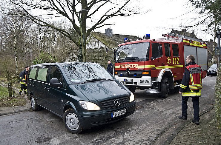 Über diesen Fußweg erreichten die Einsatzkräfte von Feuerwehr, Polizei und Bestattungsunternehmen den Leichnam im Wald. - © Foto: Jörg Dieckmann