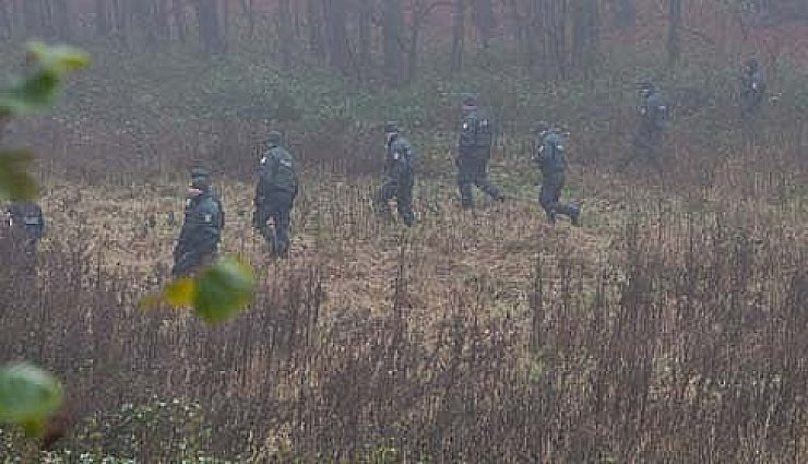Polizei durchkämmt Wald auf der Suche nach Fabian L. - © Bielefeld