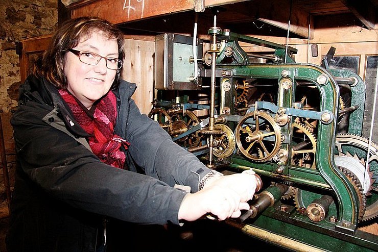 Jede Woche muss Angela Grundmann 49 Mal das Schlagwerk und 42 Mal das Uhrwerk kurbeln, bis beides wieder aufgezogen ist. Die Küsterin kennt die Uhr genau und weiß, welche Aufgabe jedes Zahnrad hat. - © Foto: Strathmann