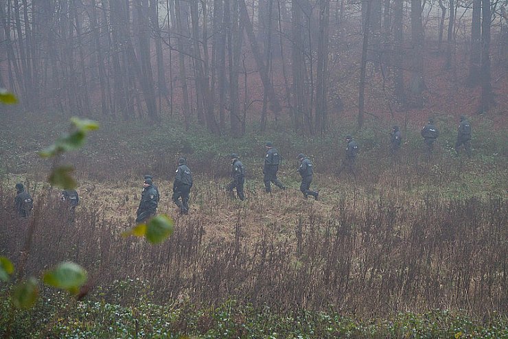 Die Polizei durchkämmt auf der Suche nach dem vermissten Fabian L. am Mittwochmorgen ein Waldstück in Bielefeld-Dornberg. - © FOTO: STEFAN GEROLD