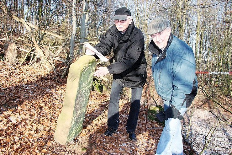 Der Älteste: Volker Buchholz und Reinhold Meiertöns am Bentorfer Grenzstein, der die Jahreszahl 1536 trägt.