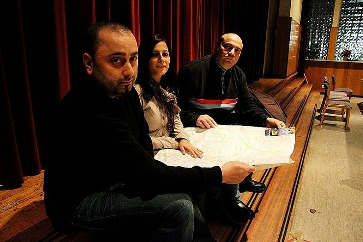 Vedat Dogan, Canan Militzki und Bülent Yilmaz (von links) bedauern, dass die Festhalle Schötmar nicht die große Bühne für die Arbeit des Alevitischen Kulturvereins wird. - © Foto: Rademacher