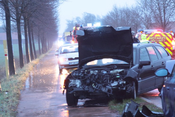 Zwei Autos sind auf der Bielefelder Straße frontal zusammengestoßen. Foto: Stefan Boscher