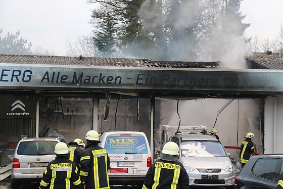 Vollbrand im Verkaufsraum des Autohauses Steinberg