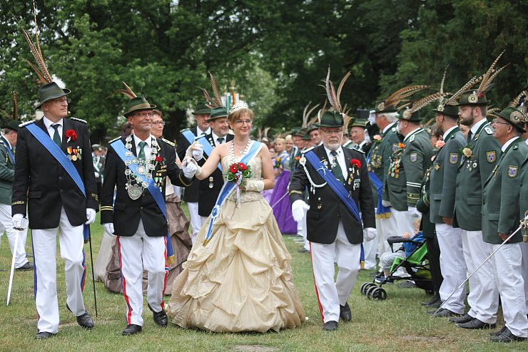 Wieder ein König in Schötmar: Bernd und Melanie Sommerfeld (Bildmitte) schreiten als Königspaar den Aufmarsch in Schötmar ab. Oberst Volker Schreiber (links) begleitet die beiden. - © Foto: Daniel Hobein