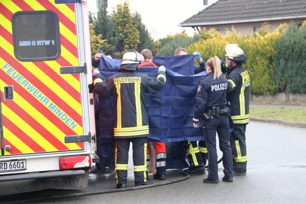 Sanitäter helfen der 44-jährigen Frau mit Wasser und versorgen das Opfer medizinisch. - © Nina Könemann