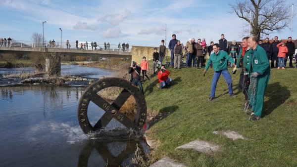 Ein Osterrad rollt gut gesichert in die Emmer hinein. Bis Samstag gegen
17 Uhr haben die Räder jetzt Zeit, sich mit Emmerwasser vollzusaugen. - © Wolfgang Furmanski