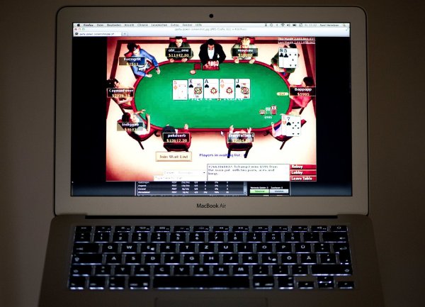 Online-Poker: Auch das ist hierzulande verboten. Auf dem privaten Notebook können Spieler schnell viel Geld verzocken. - © DPA