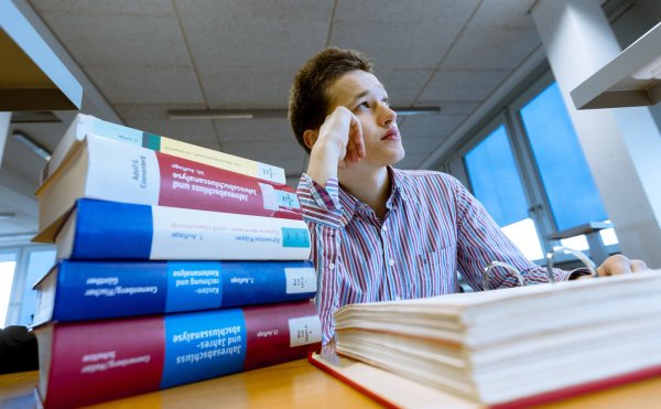Vor allem Studenten haben Probleme damit, dass sie Aufgaben wie die Vorbereitung von Klausuren lange aufschieben. - © dpa