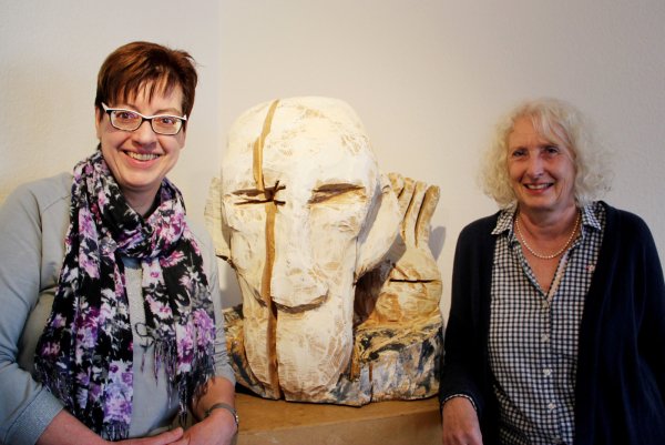Ein offenes Ohr: Koordinatorin Gaby Monath des Ambulanten Hospiz- und Palliativddienstes (rechts) und Anette Selke, Präsidentin des Soroptimist Clubs Detmold. - © Silke Buhrmester