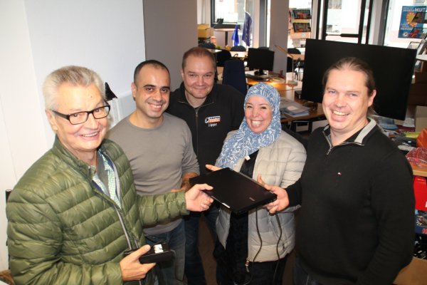 Schrauben für die gute Sache: Das internationale Team der „Computertruhe", (von links) Fritz Steinke, Abdou Mohamad Saleh, Christian Woelk, Fatima Fezzou und Heiko Dross, ist dafür verantwortlich, dass Bedürftige in der Breiten Straße einen Rechner bekommen können. - © Judith Stracke