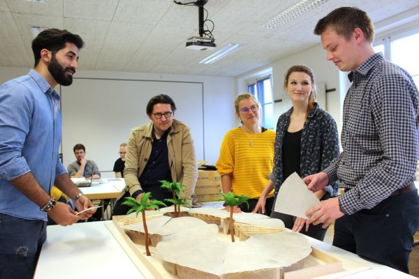 Studenten der Hochschule OWL unter Leitung von Prof. Manfred Lux (Zweiter von links) bereiten ein Projekt vor, das sie in Afrika umsetzen wollen. - © Nadine Uphoff