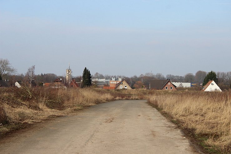 Nahe dran: Vor allem Anwohner der Sölterstraße (im Hintergrund) befürchten, dass das neue, auf einem ehemaligen Acker geplante Gewerbegebiet für sie zusätzlichen Lärm und Verkehr bringt und damit ihre Lebensqualität negativ beeinflusst. - © Katrin Kantelberg