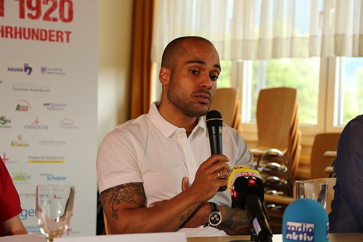 Die ersten Worte: David Odonkor während des Pressegesprächs im Vereinsheim der SpVgg Bad Pyrmont. - © Niklas Böhmer