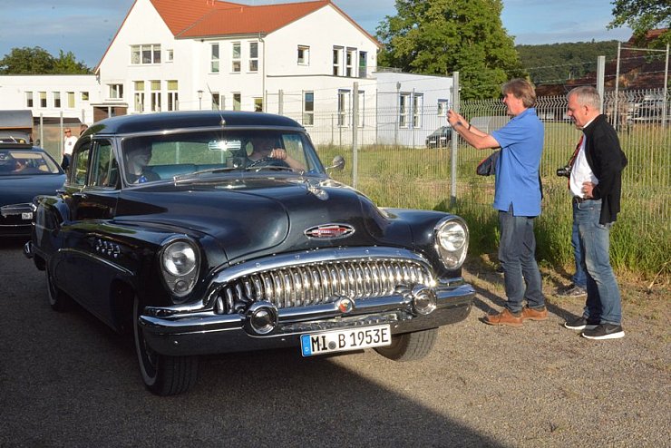 WAVE-TROPHY 2016 - Größte E-Automobilrallye tankt in Dörentrup auf.
Weltrekord mit den meisten zeitgleich aufgeladenen Elektrofahrzeugen mit erneuerbaren Energien geschafft. Viele verschiedene E-Fahrzeuge wurden präsentiert. - © Tanja Watermann