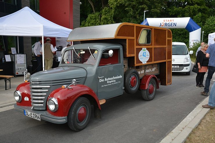 WAVE-TROPHY 2016 - Größte E-Automobilrallye tankt in Dörentrup auf.
Weltrekord mit den meisten zeitgleich aufgeladenen Elektrofahrzeugen mit erneuerbaren Energien geschafft. Viele verschiedene E-Fahrzeuge wurden präsentiert. - © Tanja Watermann