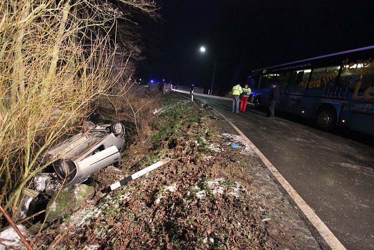 Unfall in Dörentrup: Eine 30-jährige Fahrerin ist mit ihrem Fiat in die Bega gestürzt. Sie wurde schwer verletzt. - © Foto: Rademacher