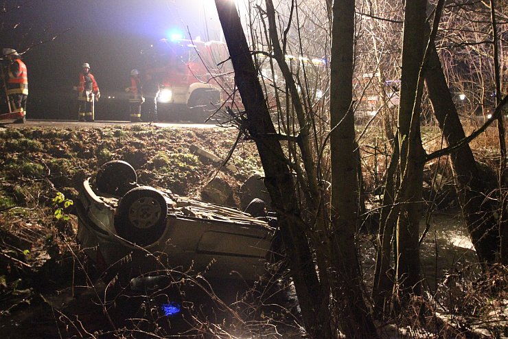 Unfall in Dörentrup: Eine 30-jährige Fahrerin ist mit ihrem Fiat in die Bega gestürzt. Sie wurde schwer verletzt. - © Foto: Rademacher