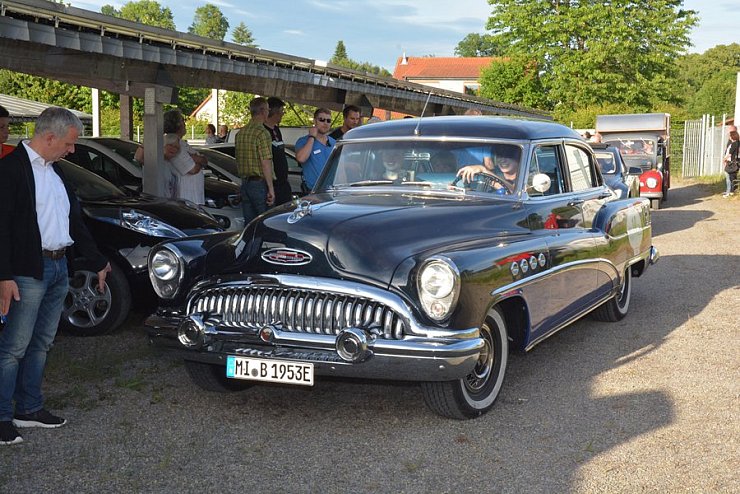 WAVE-TROPHY 2016 - Größte E-Automobilrallye tankt in Dörentrup auf.
Weltrekord mit den meisten zeitgleich aufgeladenen Elektrofahrzeugen mit erneuerbaren Energien geschafft. Viele verschiedene E-Fahrzeuge wurden präsentiert. - © Tanja Watermann