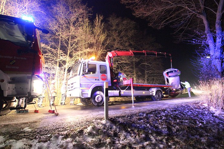 Unfall in Dörentrup: Eine 30-jährige Fahrerin ist mit ihrem Fiat in die Bega gestürzt. Sie wurde schwer verletzt. - © Foto: Rademacher
