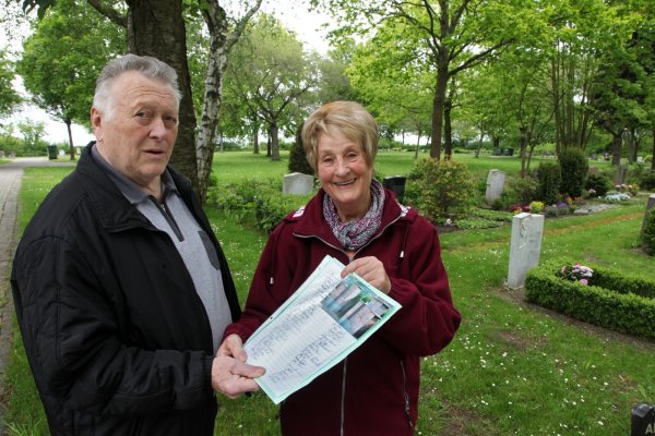Heinz und Christel Bäz mit Unterschriftenliste und Stelenbild im oberen Bereich des Friedhofs Spork-Eichholz. Auf der Fläche im Hintergrund könnten sie sich Urnenstelen gut vorstellen. - © Bernhard Preuß