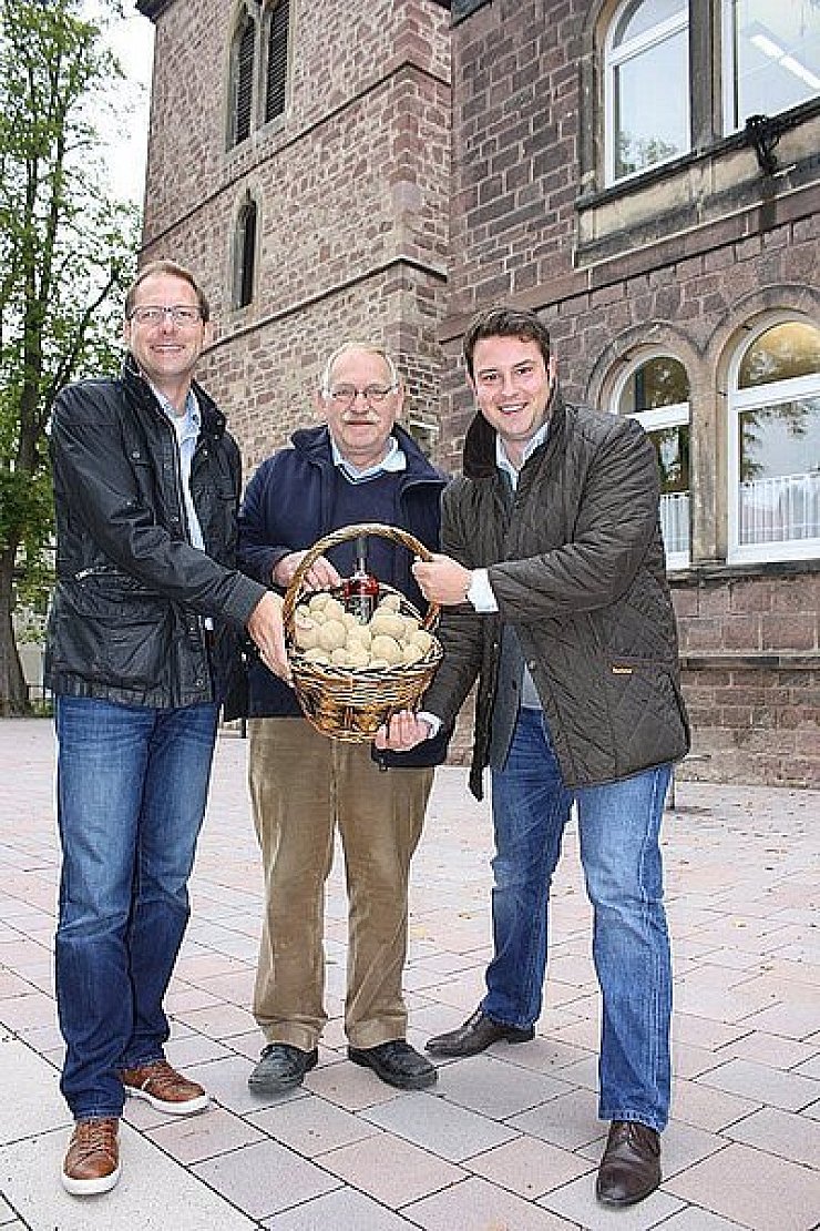 Halten die Kartoffel hoch: Gustav Krull, Hans-Oskar Wnendt und Andrè Köller (v.l.) von Blomberg-Marketing freuen sich auf das anstehende Kartoffelfest. - © Foto:Köhring