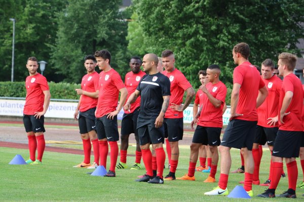 Anschwitzen: Cheftrainer David Odonkor gibt erste Anweisungen, um seine Schützlinge auf Betriebstemperatur zu bekommen. - © Niklas Böhmer