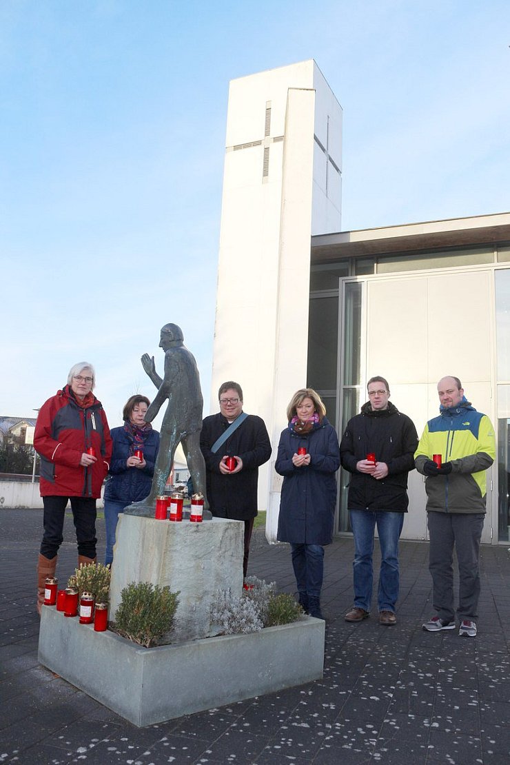 Solidarität: Die Mitarbeiter der evangelischen Kirchengemeinde stehen vor der – jetzt ehemaligen – katholischen Johanneskirche. Sie wollen ihre Solidarität mit den Katholiken zeigen angesichts der überraschenden Entweihung des Gotteshauses. - © Thomas Dohna