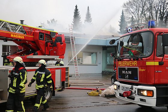Vollbrand im Verkaufsraum des Autohauses Steinberg