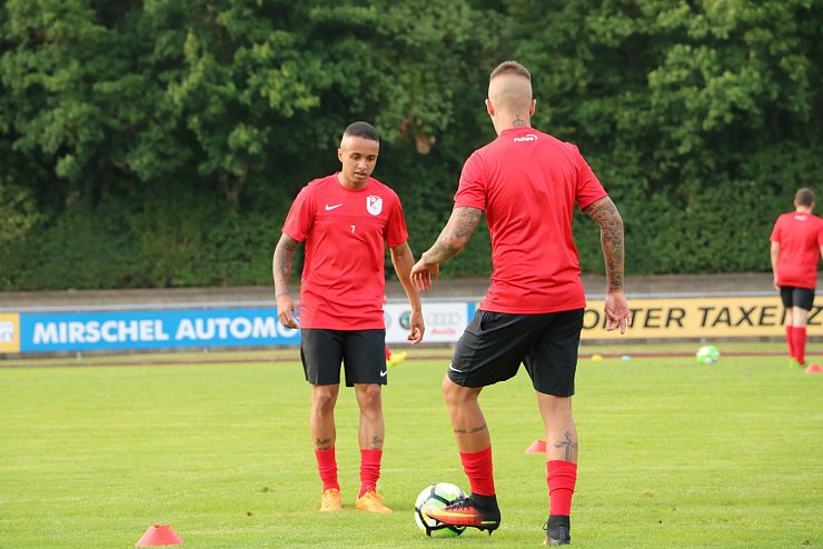 Zwei Brasilianer aus Lage: Bruno Lopez de Moura (vorne) und Fabio Carvalho kommen von der FSG Waddenhausen/Pottenhausen. - © Niklas Böhmer