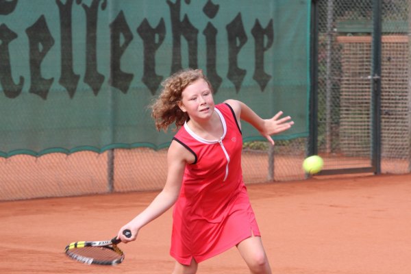 Volle Konzentration auf die Vorhand: Angelina Gallwas aus Bad Salzuflen. Sie unterlag gestern Vormittag mit 1:6 und 5:7 gegen Alicia Mall aus Rheinland-Pfalz. - © Sebastian Lucas