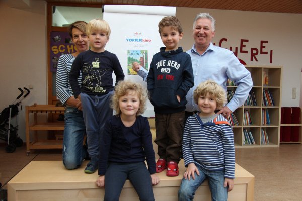 Spaß an Geschichten: Laura (von links), Lasse, Loran und Leo freuen sich auf das Vorlesekino, dass Montessori-Kinderhausleiterin Corinna Korzitze-Frehe dank Dr. Johann Malcher anbieten kann. - © Katrin Kantelberg
