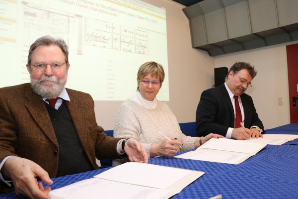Dr. Wolfgang Bockhorst (Gesellschaft für Genealogie und Familienforschung), Marie-Luise Cahl (Gesellschaft für Computergenealogie) und Dr. Frank Bischoff (Landesarchiv) (von links) unterzeichnen den Kooperationsvertrag.  - © Guntmar Wolff
