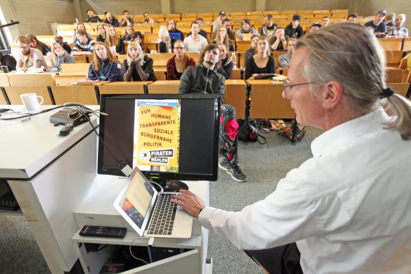 Professor Christoph Althaus und seine Studenten nehmen die verschiedenen Wahlplakate unter die Lupe. - © Vera Gerstendorf-Welle