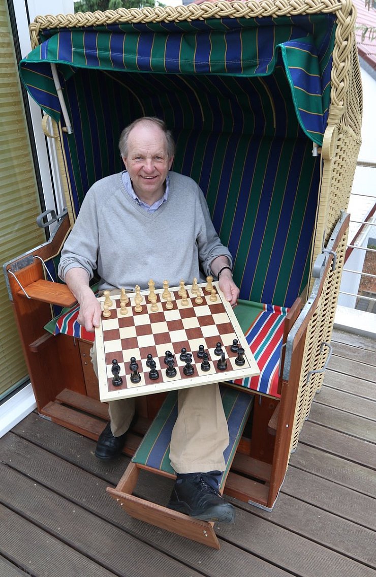 Der Strandkorb gehört einfach dazu: Wolfgang Reker fühlt sich auf seinem heimischen Balkon fast wie an der Nordsee. Dazu gehört natürlich auch ein Schachbrett. - © Oliver König