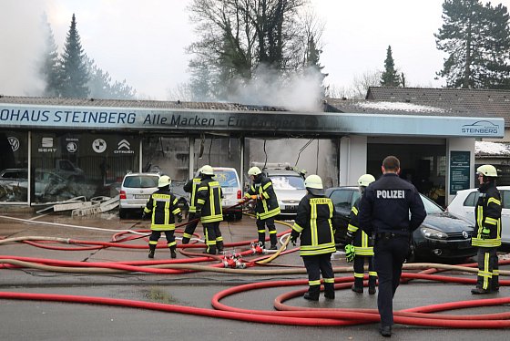 Vollbrand im Verkaufsraum des Autohauses Steinberg