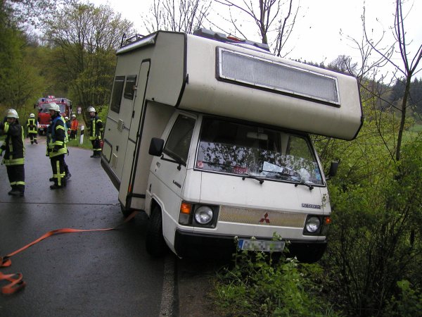 Abschleppdienst: Das Wohnmobil wird zurück auf die Broser Straße gezogen. - © Wulf Daneyko