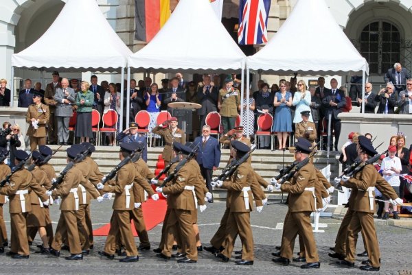 Abschied der britischen Soldaten am Rathausplatz: Mit dem Britenabzug verlieren 147 Zivilbeschäftigte ihre Jobs.