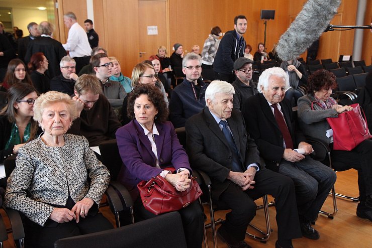 Überlebende Irene Weiss mit Tochter Lesley sowie die Zeitzeugen Max Eisen und William Glied, letzter kam
mit seiner Frau Marika. - © Bernhard Preuss