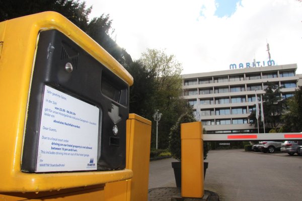 Begrenzte Nutzung: Die Schranke vor dem Maritim-Hotel in der Parkstraße riegelt die Zufahrt zum Gelände in den Nachtstunden ab. Aber nicht nur der Lärm der An- und Abfahrten sorgt bei einer Nachbarin für Ärger. - © Stefan Backe