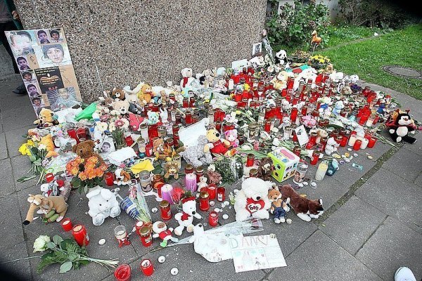 Bürger haben Blumen im Gedenken an den getöteten Dano niedergelgt. - © Frank-Michael Kiel-Steinkamp