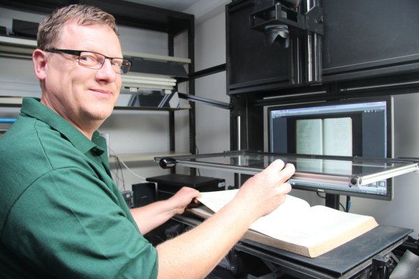 Er digitalisiert historische Dokumente: Volker Wetschera von "FamilySearch" an seinem Arbeitsplatz im Landesarchiv. Er hat in den vergangenen anderthalb Jahren 4000 Register fotografiert. - © Martin Hostert