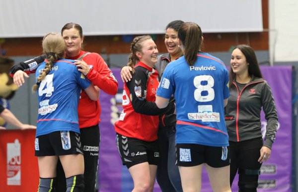 Gisa Klaunig, Anna Monz, Melanie Veith, Samara da Silva Vieira, Katarina Pavlovic und Patricia Rodrigues (von links) feiern gemeinsam den Sieg der HSG Blomberg-Lippe über Bayer Leverkusen. - © Oliver König