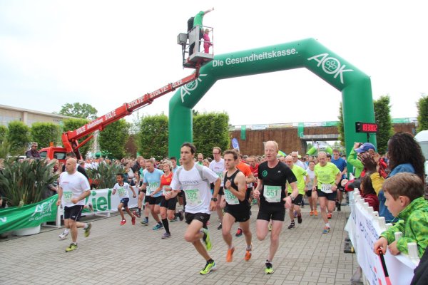 Der Start der Schnellsten: Den Anfang des Firmenlaufs machten die Läufer, die in der Regel weniger als 25 Minuten für die 5,5 Kilometer lange Strecke brauchen. Aus luftiger Höhe gaben Kurdirektor Stefan Krieger und der Lagenser Schützenkönig Bernd Marchlowitz die Startschüsse für die Laufgruppen. - © Dieter Asbrock