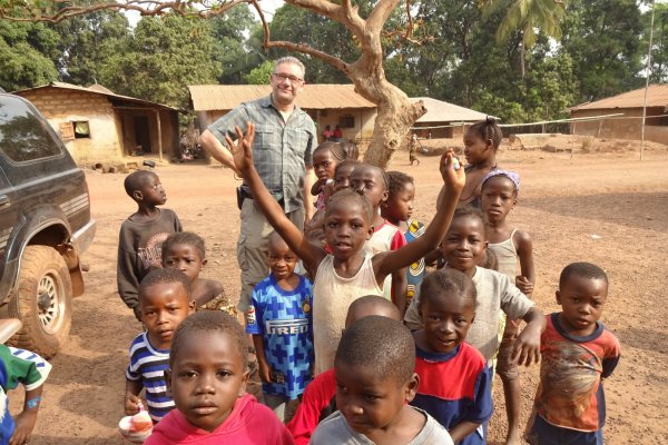 Nicht so befreit wie früher: Zunächst ist es Michael Miezal bei seinem Besuch in Sierra Leone durchaus etwas mulmig zumute gewesen. Eine gewisse Sorge vor Ebola hat der Lemgoer erst mit der Zeit abschütteln können. - © Privat
