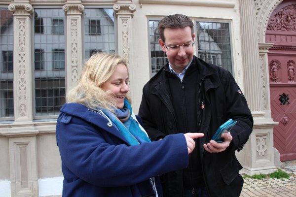 Den Weg gibt das Handy vor: Susanne und Ingo Kleine sind mit dem Smartphone im Lemgo der Hansezeit unterwegs. Sie haben eine Art 
Schnitzeljagd zur Stadtgeschichte erarbeitet. - © Marlen Grote