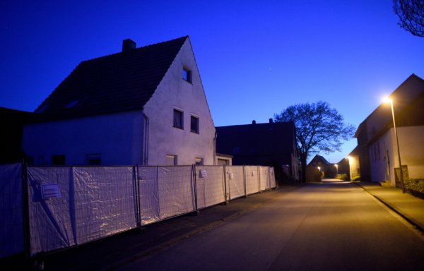 Das Wohnhaus des beschuldigten Ehepaares in Höxter-Bosseborn. Die Eigentümer des «Horror-Hauses» von Höxter wollen das Gebäude nach Abschluss der Ermittlungen abreißen lassen. - © dpa