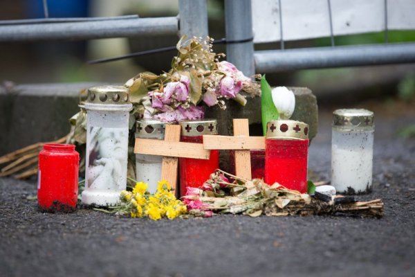 Kerzen, Blumengestecke und Kreuze stehen vor dem Wohnhaus des beschuldigten Ehepaares in Höxter-Bosseborn (Nordrhein-Westfalen). Ein Paar aus der Stadt in Ostwestfalen soll mehrere Frauen in dem Haus misshandelt haben - mindestens zwei Opfer starben. - © dpa
