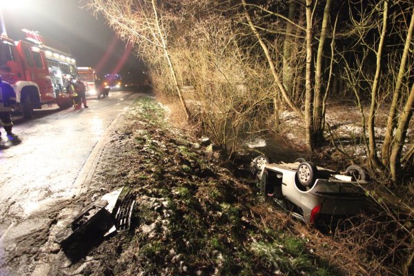 Unfall in Dörentrup: Eine 30-jährige Fahrerin ist mit ihrem Fiat in die Bega gestürzt. Sie wurde schwer verletzt. - © Jens Rademacher