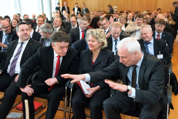 Die Landesminister Garrelt Duin, Svenja Schulze und Michael Groschek (von rechts) haben noch etwas zu klären. Links: Landrat Dr. Axel Lehmann. - © Bernhard Preuß